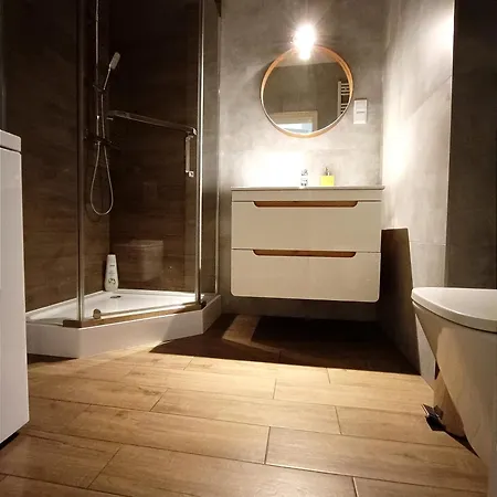 Alfahome Kopcinskiego Parking Apartment